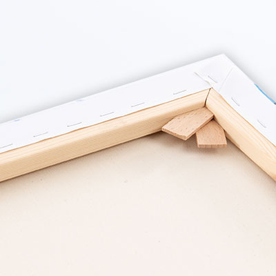Angle d une toile tendue sur chassis de bois